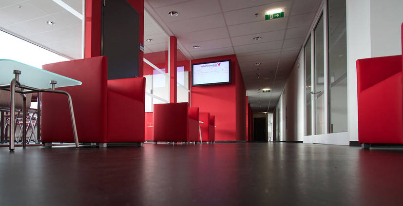 Perspektive vom Gang mit roten Säulen im Gebäude
